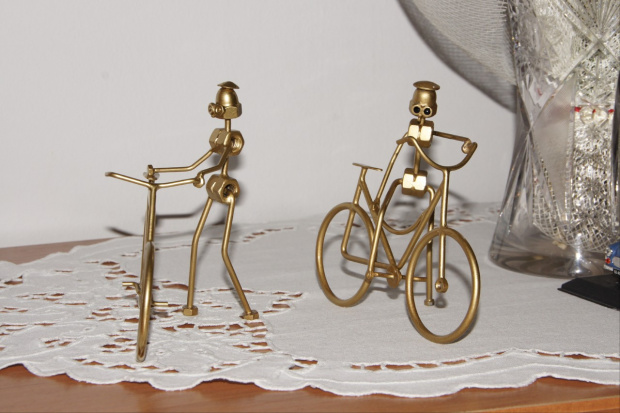 Rowerzyści - miniaturki zrobione z drutu, nakrętek i innych znajdujących się pod ręką materiałów.