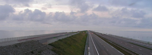 Holandia - Moim zdaniem cud technologii.. 32 km autostrady i trasy rowerowej (po lewej) tama-grobla, oddziela morze północne od wielkiego jeziora