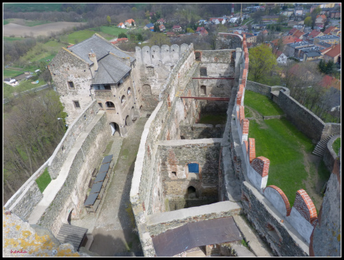 spojrzenie z wieży na ruiny zamku