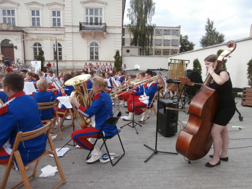 Koncert przy fontannach. Dyryguje Dariusz Krajewski #Grandioso #MDK #Radom