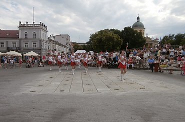 Koncert przy fontannach. Dyryguje Dariusz Krajewski #Grandioso #MDK #Radom