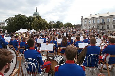 Koncert przy fontannach. Dyryguje Dariusz Krajewski #Grandioso #MDK #Radom