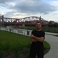 Na tle różowego mostu