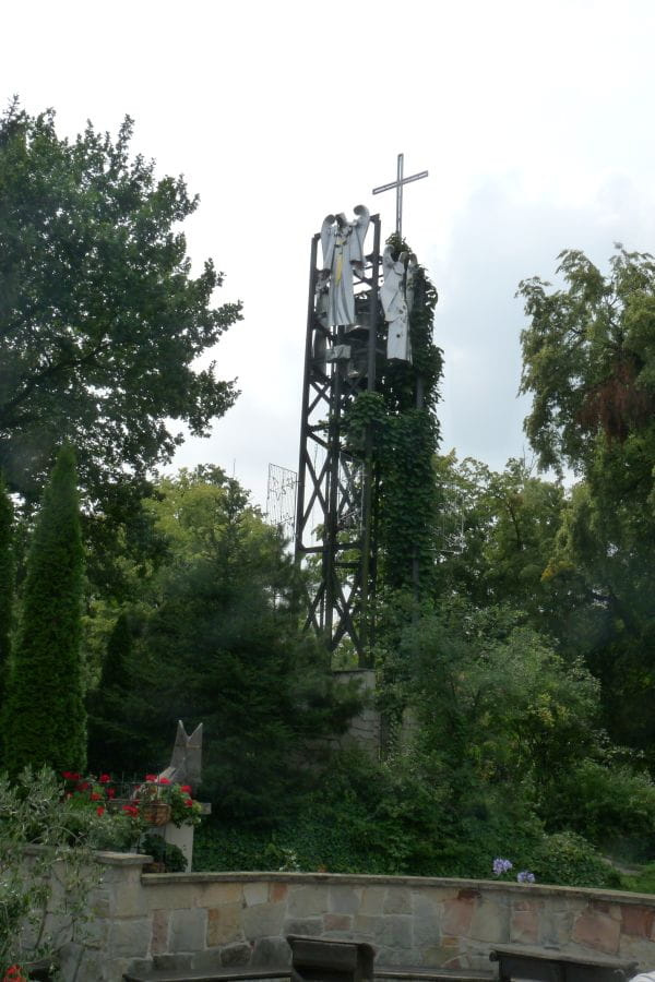 W Podkowie Leśnej - kościelny ogród