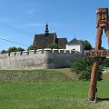 Widok kościoła ponad murami miasta