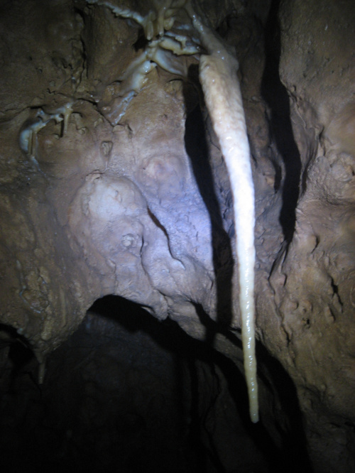 Wewnątrz stalaktyty, ponad pół metra